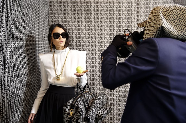 Desainer Balmain Olivier Rousteing melakukan pemotretan dari balik jendela butik Balmain di Paris dalam rangka peluncuran koleksi Pre Fall 2021. Foto: dok. Getty Images.