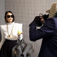 Desainer Balmain Olivier Rousteing melakukan pemotretan dari balik jendela butik Balmain di Paris dalam rangka peluncuran koleksi Pre Fall 2021. Foto: dok. Getty Images.