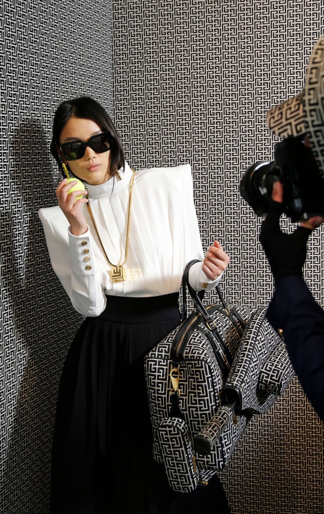 Desainer Balmain Olivier Rousteing melakukan pemotretan dari balik jendela butik Balmain di Paris dalam rangka peluncuran koleksi Pre Fall 2021. Foto: dok. Getty Images.