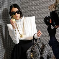 Desainer Balmain Olivier Rousteing melakukan pemotretan dari balik jendela butik Balmain di Paris dalam rangka peluncuran koleksi Pre Fall 2021. Foto: dok. Getty Images.