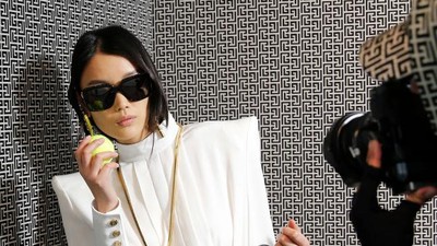 7 Foto Uniknya Desainer Balmain Pamer Koleksi Baru dari Balik Jendela Toko
