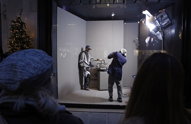 Desainer Balmain Olivier Rousteing melakukan pemotretan dari balik jendela butik Balmain di Paris dalam rangka peluncuran koleksi Pre Fall 2021. Foto: dok. Getty Images.