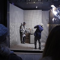 Desainer Balmain Olivier Rousteing melakukan pemotretan dari balik jendela butik Balmain di Paris dalam rangka peluncuran koleksi Pre Fall 2021. Foto: dok. Getty Images.