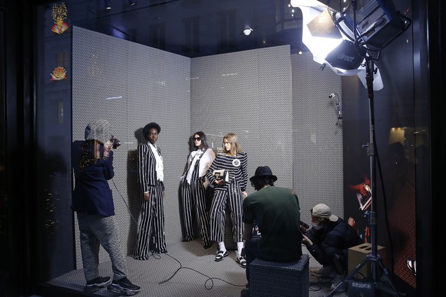 Desainer Balmain Olivier Rousteing melakukan pemotretan dari balik jendela butik Balmain di Paris dalam rangka peluncuran koleksi Pre Fall 2021. Foto: dok. Getty Images.