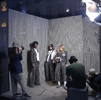 Desainer Balmain Olivier Rousteing melakukan pemotretan dari balik jendela butik Balmain di Paris dalam rangka peluncuran koleksi Pre Fall 2021. Foto: dok. Getty Images.