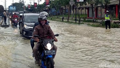 Lalin Pantura Tegal-Pemalang Tersendat Imbas Genangan Banjir