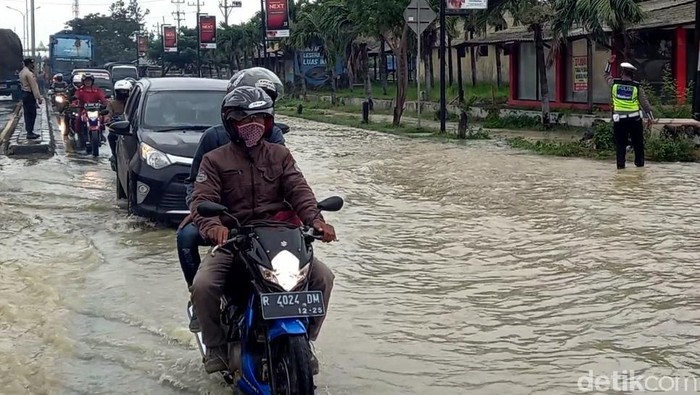 Lalin Pantura Tegal-Pemalang Tersendat Imbas Genangan Banjir Jalur Pantura di Desa Kedungkelor, Kecamatan Warureja, Kabupaten Tegal, Jawa Tengah, tergenang banjir. Akibatnya lalin menjadi tersendat.