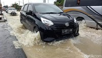 Kabag Ops Polres Tegal, Kompol Aries Herianto, di lokasi banjir, Kamis (14/1/2021) mengatakan, menjelaskan tidak ada pengalihan arus kendaraan. Hanya saja karena jalan Pantura ada titik yang tergenang, maka laju kendaraan tersendat.