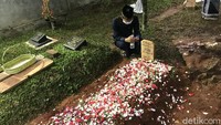 Taburan bunga menghiasi peristirahatan terakhirnya. (Foto: Hanif/detikcom) 