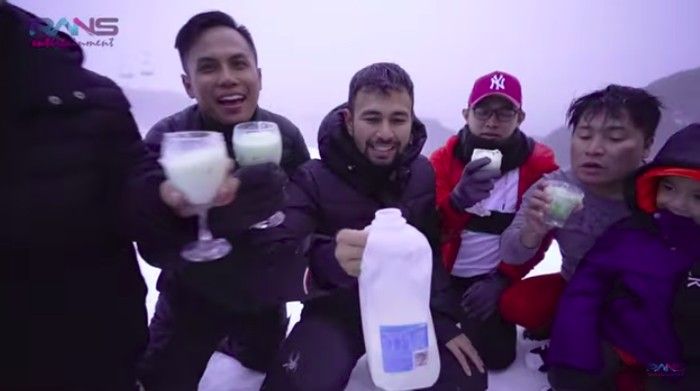Pakai Sirup dan Susu, 5 Kreasi Nyeleneh Makanan Pakai Salju