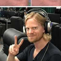 Blinking White Guy Drew ScanlonPria yang sering muncul dalam gif ini adalah Drew Scanlon. Ia jadi viral setelah gambarnya saat live streaming di website gaming bernama Giant Bomb diambil ketika ia berprofesi sebagai produser. Foto: Dok. Internet/Twitter Drew Scanlon