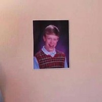 Bad Luck Brian Kyle CravenEntah mengapa foto Kyle ini menjadi ikon untuk menggambarkan ketidakberuntungan. Viral di 2012, gambar itu diambil dari buku tahunannya. Banyak orang yang merasa lucu dengan ekspresi dan gaya Kyle saat itu. Foto: Dok. 9gag