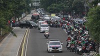 Mobil jenazah membawa Syekh Ali Jaber melintas di jalan Suprapto, Cempaka Putih, Jakarta Pusat.