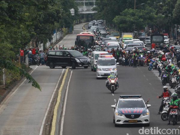 Melihat Iring-iringan Mobil Jenazah Syekh Ali Jaber