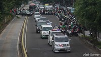 Syekh Ali Jaber meninggal dunia di RS Yasri Cempaka Putih. Iring-iringan mobil jenazah membawa syekh ali jaber melintas di jalan Suprapto, menuju ke rumah duka. Ari saputra