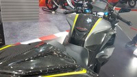 Kesan sporty juga berkat perpaduan warna body carbon itu dengan kelir silver dan neon yellow. Selain itu kesan macho juga makin terpancar berkat penggunaan yang lebih besar dan lebar dari ukuran aslinya. Foto: Ridwan Arifin