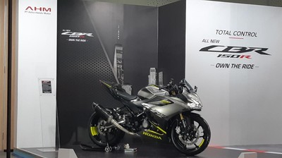 Garang! Modifikasi CBR150R Terbaru Comot Part Sang Kakak