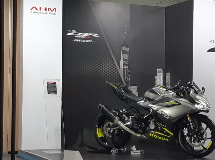 Garang! Modifikasi CBR150R Terbaru Comot Part Sang Kakak