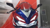 Selanjutnya, modifikasi CBR150R yang lebih ringan juga dipamerkan Honda. Kali ini lebih kental nuansa racing berkat penggunaan air brush dengan kombinasi warna putih, merah, dan biru. Foto: Ridwan Arifin