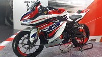 Biar makin terkesan balap, CBR150R juga ditambahkan beberapa aksesori plug and play seperti footstep underbone dan FR Winglet ala-ala MotoGP. Foto: Ridwan Arifin