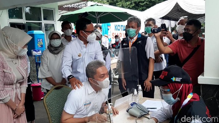 Momen Bima Arya memijat wakilnya saat vaksinasi COVID-19