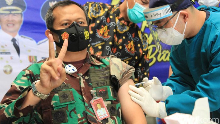 Momen Danlanud Sulaiman Kolonel Pnb Mohammad Nurdin divaksinasi pertema di Kabupaten Bandung