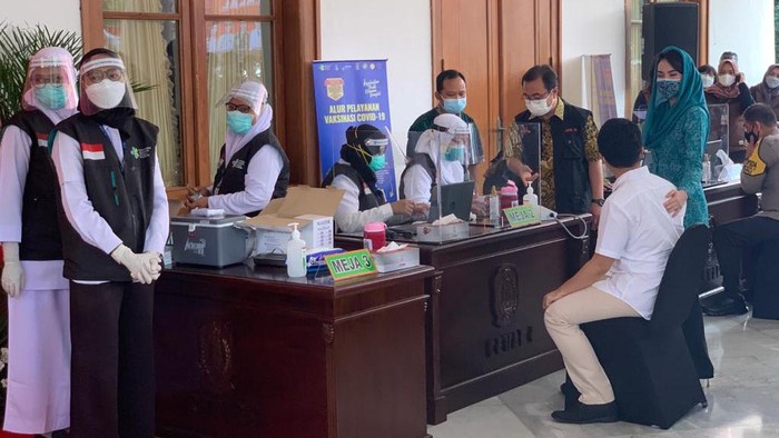 Momen Wagub Emil Didampingi Arumi Sebelum Vaksinasi