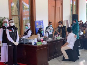 Momen Wagub Emil Didampingi Sang Istri Saat akan Divaksin Corona