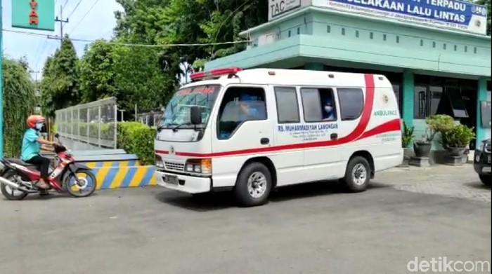 Muhammad Syamsu Dluha Akhiru Putra, dokter RS Muhammadiyah Lamongan meninggal karena COVID-19.