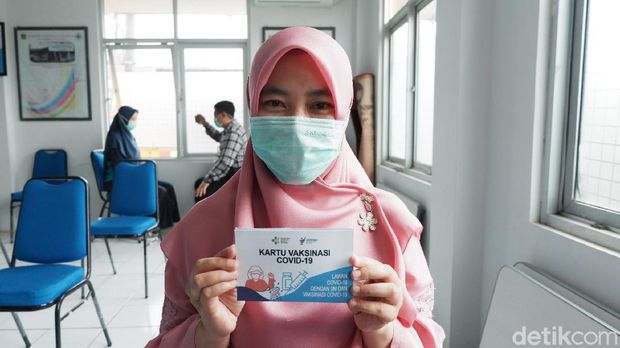 Nakes di Bandung mendapat vaksin COVID-19 Nakes di Bandung mendapat vaksin COVID-19