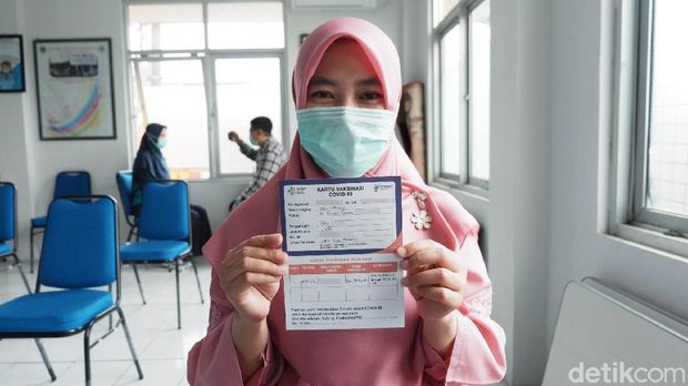 Nakes di Bandung mendapat vaksin COVID-19