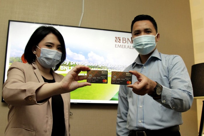 Nasabah menunjukkan Kartu Debit World BNI Emerald di Jakarta belum lama ini.