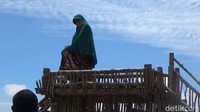 Menurut salah seorang pengunjung asal Jakarta, Dewi bersama keluarganya liburan ke Balong Geulis dengan tujuan untuk melihat keindahan di kawasan objek wisata Balong Geulis. 