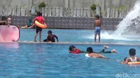 Pemandangan di objek wisata ini sangat indah, sebab wisata Balong Geulis terletak di dataran tinggi dengan dikelilingi pegunungan yang sangat indah. Anak-anak sangat suka berenang di sini. 