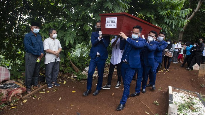 PEMAKAMAN PRAMUGARA SRIWIJAYA AIR Istri dari pramugara Okky Bisma, korban kecelakaan Sriwijaya Air SJ 182 rute Jakarta-Pontianak memanjatkan doa di pusara suaminya, TPU Balekambang, Jakarta Timur, Kamis (14/1/2021). Pramugara Sriwijaya Air, Okky Bisma merupakan korban yang pertama kali berhasil diidentifikasi oleh Tim Disaster Victim Identification (DVI) Polri. ANTARA FOTO/Sigid Kurniawan/foc.