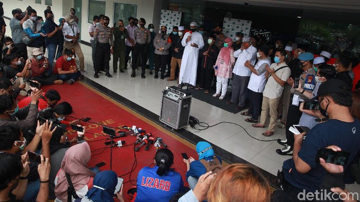 Penjelasan RS Yarsi soal Kondisi Syekh Ali Jaber Sebelum Meninggal RS Yarsi menjelaskan kondisi kesehatan Syekh Ali Jaber sebelum meninggal dunia. RS Yarsi menjelaskan Syekh Ali Jaber dirawat sejak 19 hari yang lalu.
