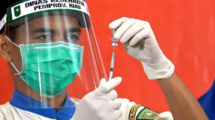 Penyuntikan vaksin corona di Riau (Raja Adil-detikcom)