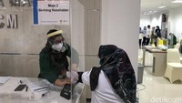 Skrining kesehatan dilakukan bertujuan untuk memeriksa kesehatan nakes seperti, mengetahui suhu tubuh, mengetahui tekanan darah, dan dicek saturasi oksigen. Foto: Ayunda Septiani/detikHealth
