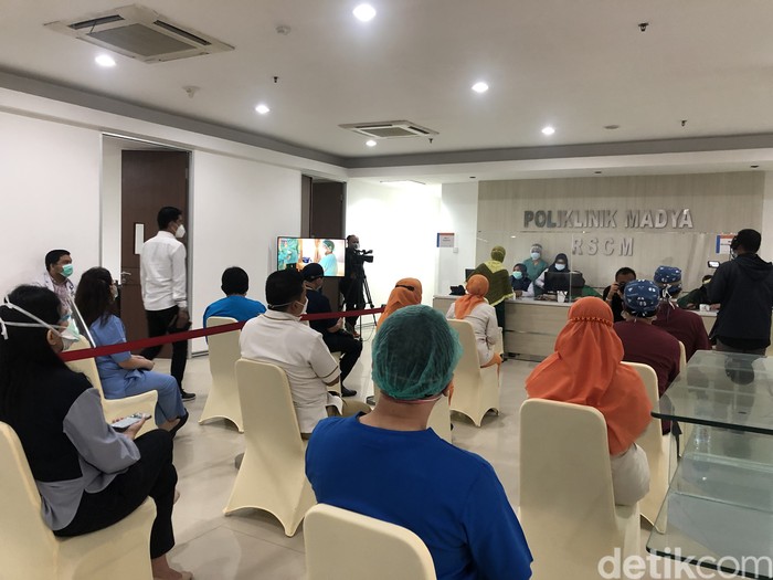 Tenaga kesehatan menjadi prioritas pertama vaksinasi COVID-19 di Indonesia. Mereka akan mendapat sertifikat khusus sebagai bukti sudah divaksin.