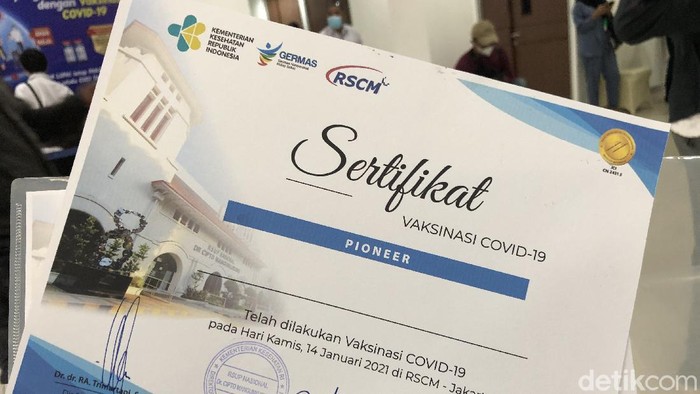 Penyuntikan Vaksin COVID-19 di RSCM Tenaga kesehatan menjadi prioritas pertama vaksinasi COVID-19 di Indonesia. Mereka akan mendapat sertifikat khusus sebagai bukti sudah divaksin.