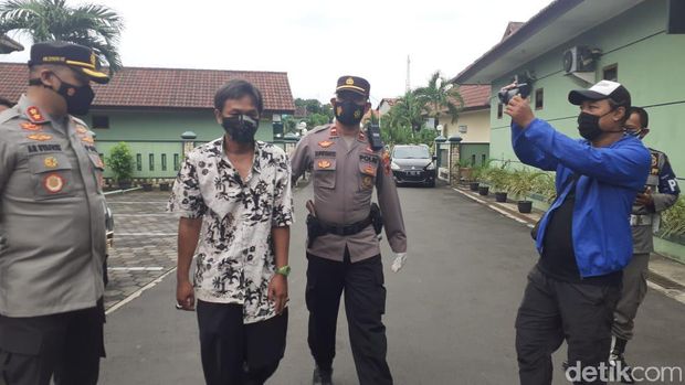 Petugas gabungan razia tempat karaoke di Pati, Jawa Tengah, Kamis (14/1/2021).