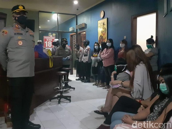 Petugas gabungan razia tempat karaoke di Pati, Jawa Tengah, Kamis (14/1/2021).