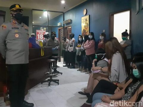 Petugas gabungan razia tempat karaoke di Pati, Jawa Tengah, Kamis (14/1/2021).