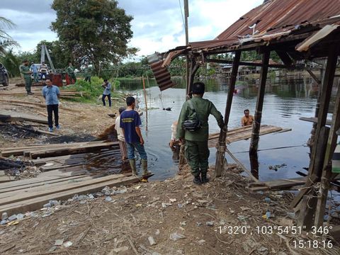 Petugas Polisi Kehutanan (Polhut) Jambi mengamankan sebanyak 51 batang kayu campuran dari kawasan Kumpe Kabupaten Muaro Jambi, Jambi (dok istimewa)