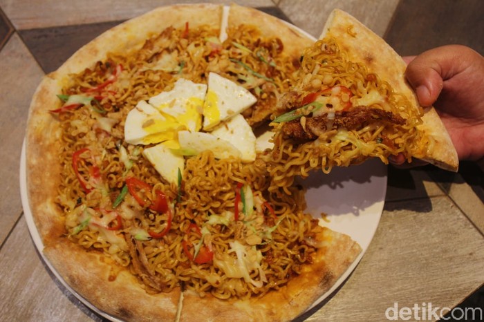 Wow! Restoran Ini Tawarkan Pizza Indomie yang Unik Rasanya