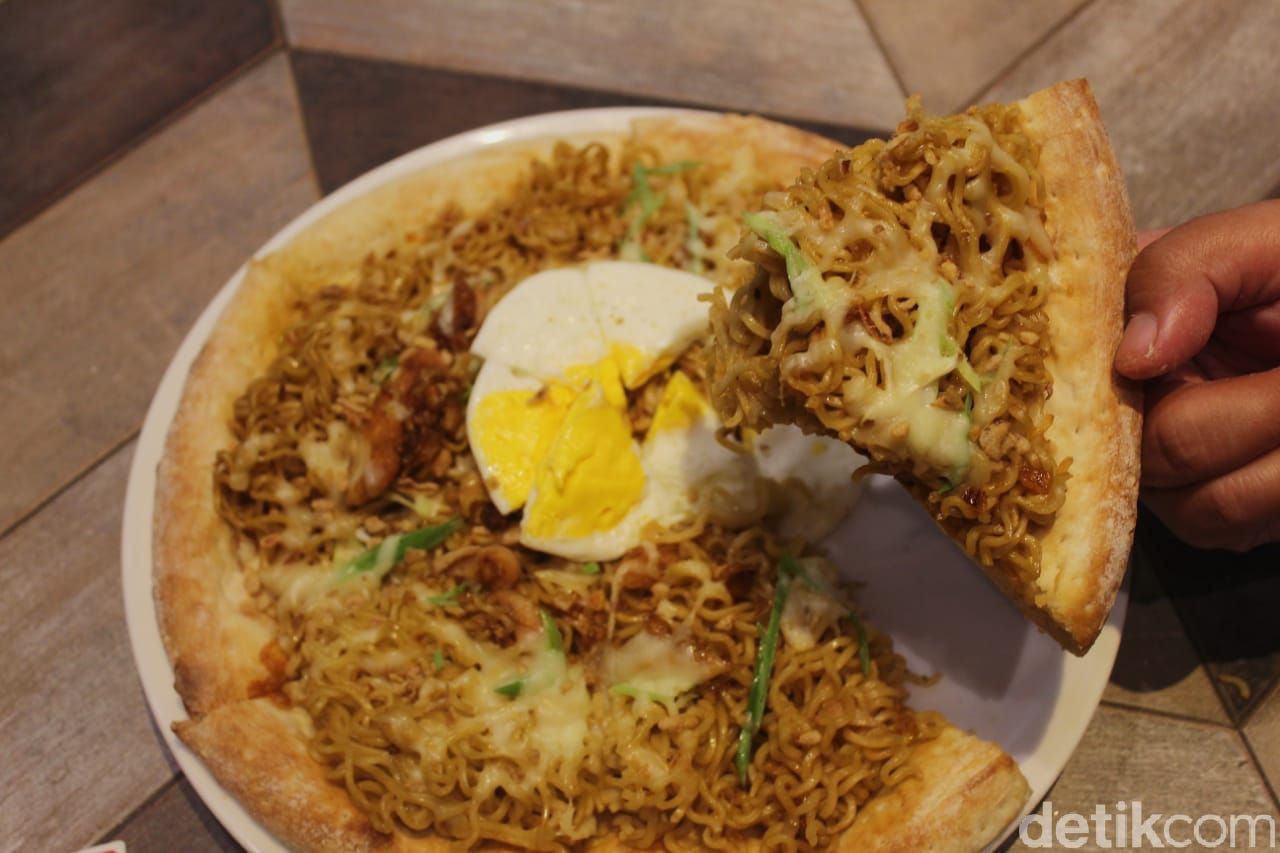 Wow Restoran Ini Tawarkan Pizza  Indomie  yang Unik Rasanya