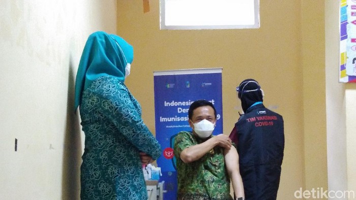 Pj Walkot Makassar Rudy Djamaluddin saat divaksin pertama kali (Hermawan/detikcom).