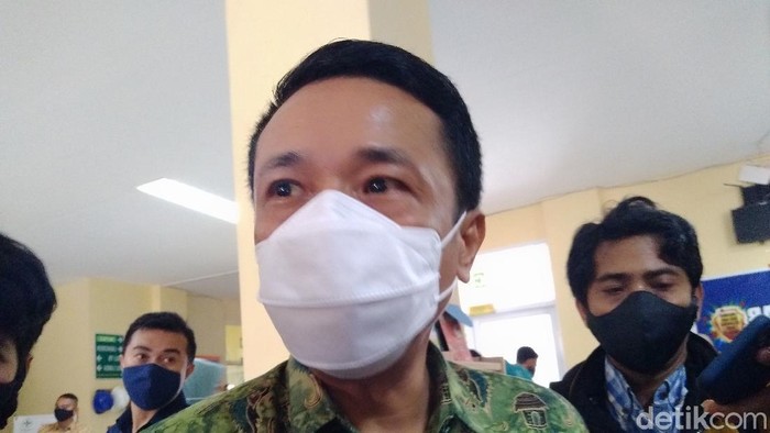Pj Walkot Makassar Rudy Djamaluddin usai divaksin (Hermawan/detikcom).