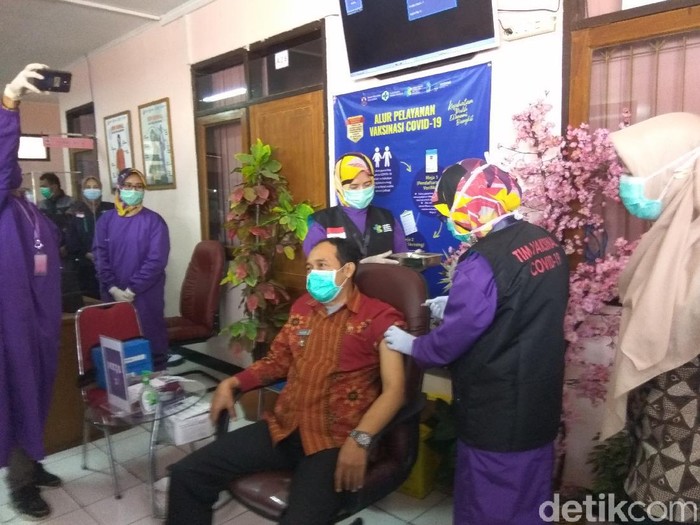 Plt Wali Kota Cimahi Ngatiyana jalani penyuntikan vaksin COVID-19.