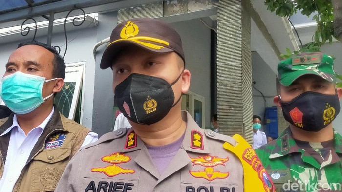 Tiga ribu vaksin COVID-19 telah distribusikan Dinkes Jatim ke gudang farmasi Dinkes Gresik. Vaksin tersebut dijaga ketat oleh petugas gabungan.